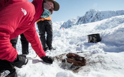 Découverte des appareils photo d’un célèbre photographe, pris dans la glace depuis 1937. Interview de Griffin Post, skieur-explorateur