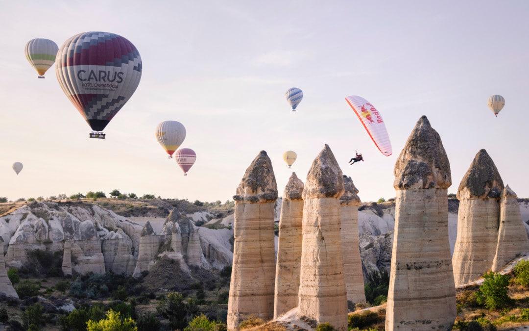 Parapente : Valentin Delluc s’envole entre les montgolfières et les cheminées de la Cappadoce en Turquie