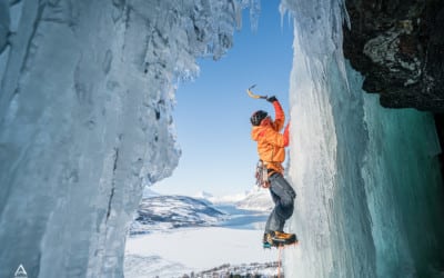 Norvège : cascades de glace dans les fjords du cercle Arctique
