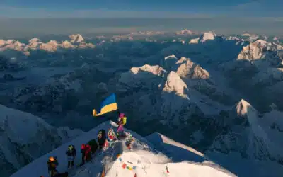 Le drapeau de l’Ukraine au sommet de l’Everest (et en drone)