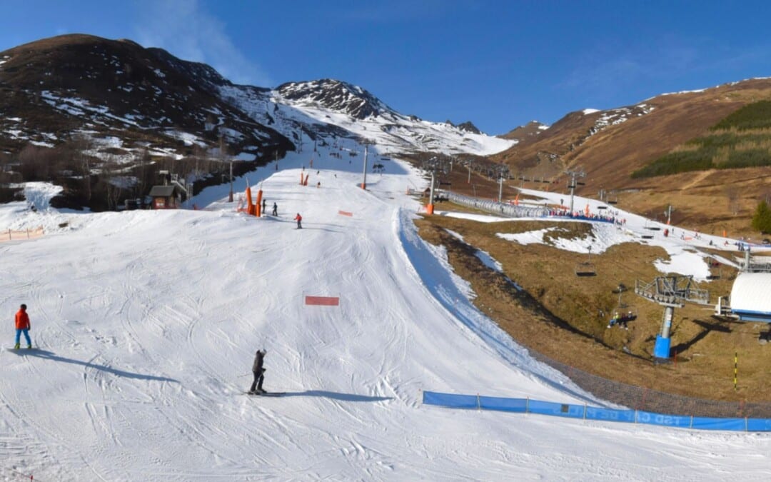 Le manque de neige risque de mettre en péril les stations des Pyrénées, estime la Chambre Régionale des Comptes