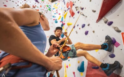 Escalade : apprendre à mieux assurer avec le Petzl Neox