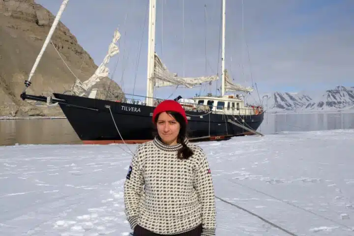 Camille Dedenise, devant le Tilvera, voilier d'expédition au Svalbard ©Camille Dedenise