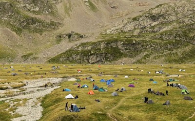 Des lacs du Parc National des Écrins saturés par les amateurs de bivouac