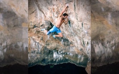 À 44 ans, Chris Sharma réussit une nouvelle voie en 9a/+ en deep water solo