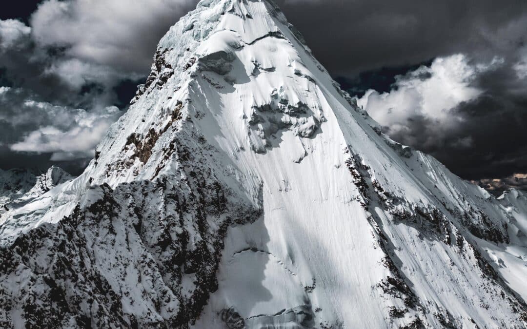 Deux skieurs redessinent une ligne oubliée de l&rsquo;Artesonraju, la montagne Paramount