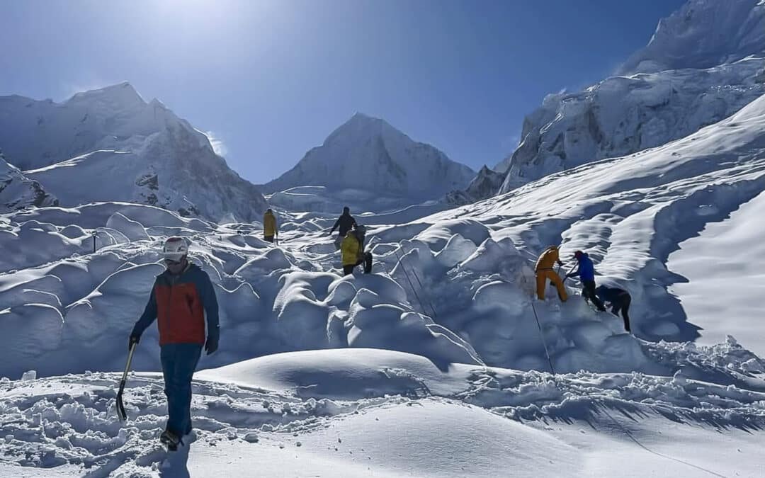 Avalanche mortelle à l’Himlung : douze disparus dans un camp de base déjà frappé en 2014